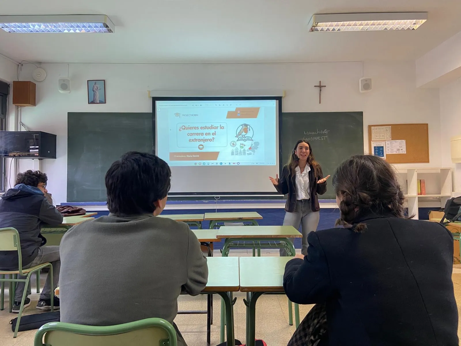 Charla de orientación universitaria de Robin en un aula de Bachillerato